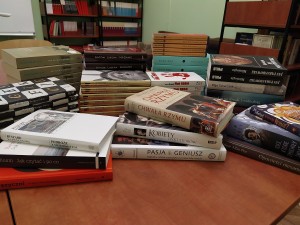 Nowe pozycje książkowe w bibliotece szkolnej LOB